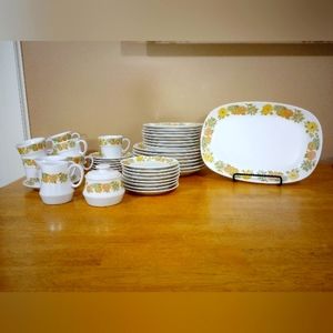 Set of 42 pieces Noritake Progression China Sunny Side 9003 1960s/70s